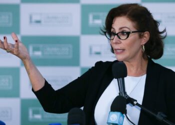 Carla Zambelli renuncia ao mandato; Câmara dará posse ao suplente