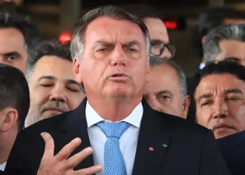 Termina cirurgia de Bolsonaro para bloquear nervo do diafragma