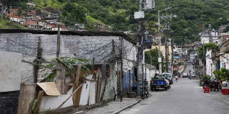 Dois em cada três habitantes de favela moram em vias sem árvores