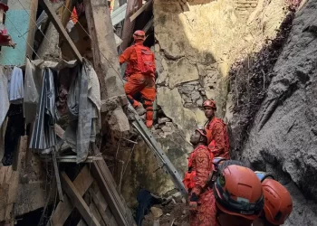 Bombeiros resgatam 17 pessoas de casarão que desabou no Rio