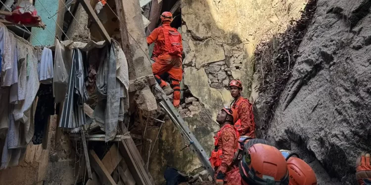 Bombeiros resgatam 17 pessoas de casarão que desabou no Rio