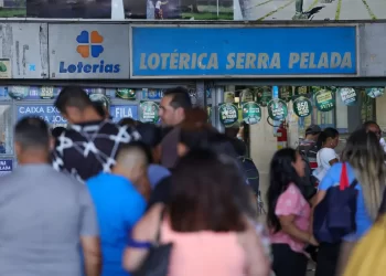 Lotéricas ficam cheias em dia de sorteio da Mega da Virada