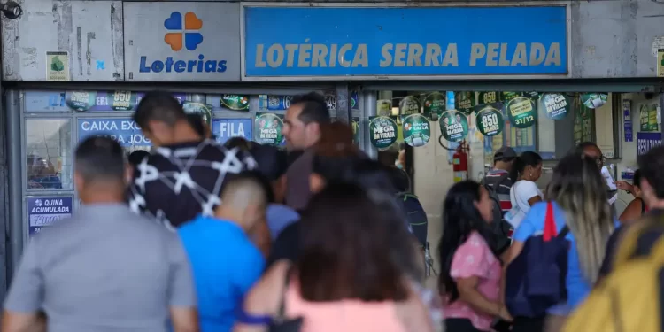 Lotéricas ficam cheias em dia de sorteio da Mega da Virada