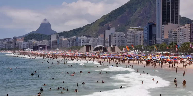Ultraleve cai no mar de Copacabana, no Rio de Janeiro