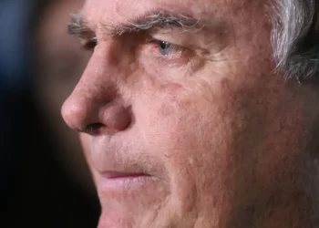 Com crise persistente de soluços, Bolsonaro faz nova cirurgia