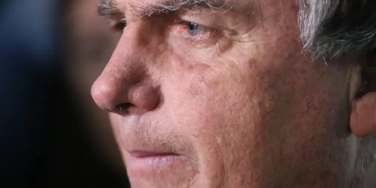 Com crise persistente de soluços, Bolsonaro faz nova cirurgia