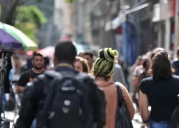 Diretores e gerentes negros ganham 34% menos que brancos, revela IBGE