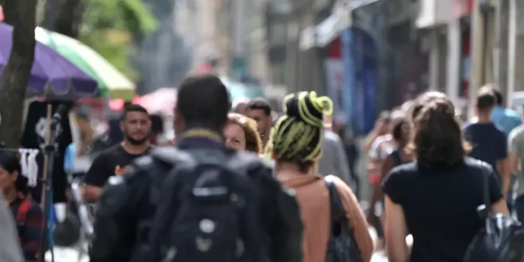 Diretores e gerentes negros ganham 34% menos que brancos, revela IBGE