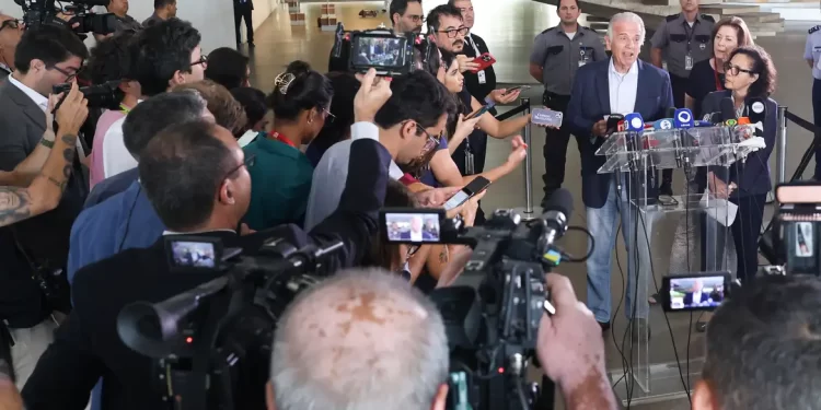 Fronteira do Brasil com a Venezuela está tranquila e aberta, diz Múcio