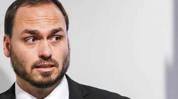 Carlos Bolsonaro tenta visitar o pai e não consegue: “Restrição”