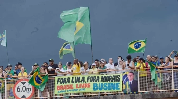 Caminhada de Nikolas se aproxima de Brasília em meio à proibição de atos na Papuda