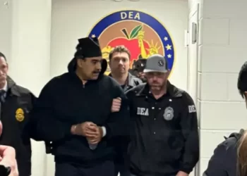 Algemado, Maduro cumprimenta policiais americanos ao chegar em presídio