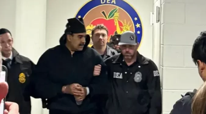 Algemado, Maduro cumprimenta policiais americanos ao chegar em presídio