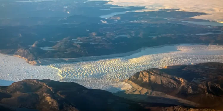 Trump quer tarifar países europeus contrários à compra da Groenlândia