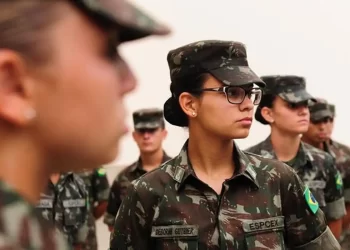 Exército faz seleção para alistamento militar de homens e mulheres