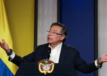 Após fala de Trump, Petro diz que pegará em armas se necessário