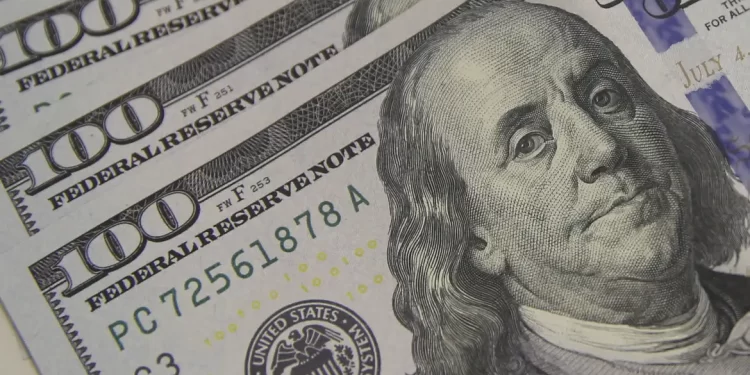 Dólar cai para R$ 5,19 e continua no menor valor em 20 meses