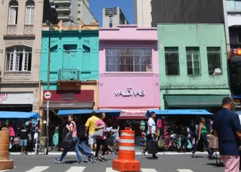 Consumo das famílias compensa juros e leva desemprego ao menor nível