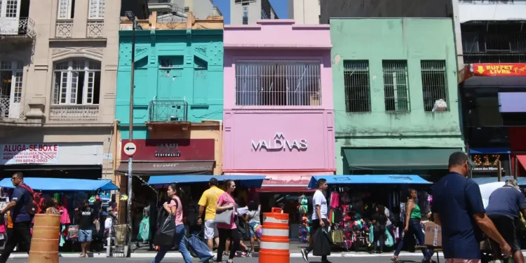 Consumo das famílias compensa juros e leva desemprego ao menor nível