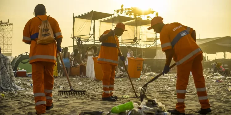 Comlurb recolhe 1,2 toneladas de lixo das praias do Rio no réveillon