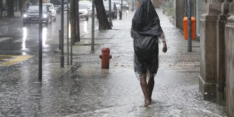 Inmet emite alerta laranja para tempestades no país até sábado