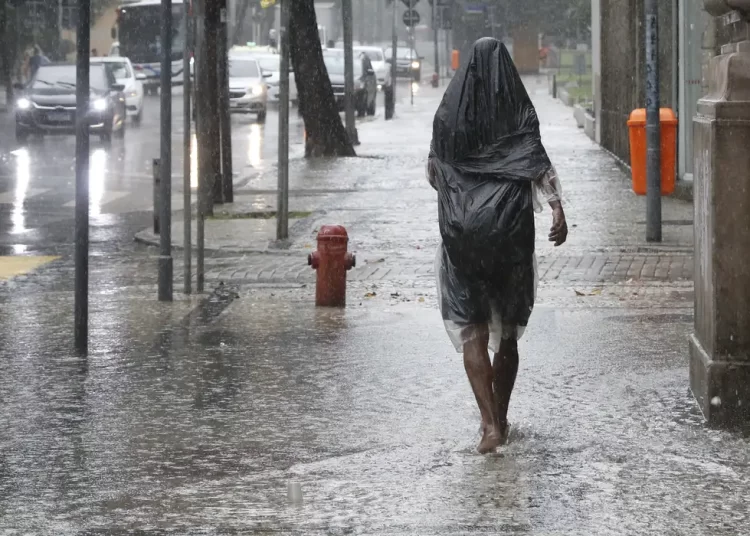 Inmet emite alerta laranja para tempestades no país até sábado