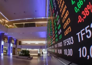 Bolsa bate recorde e fecha pela primeira vez acima dos 165 mil pontos