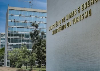 Ministro cobra solução para vazamento de água em minas da Vale