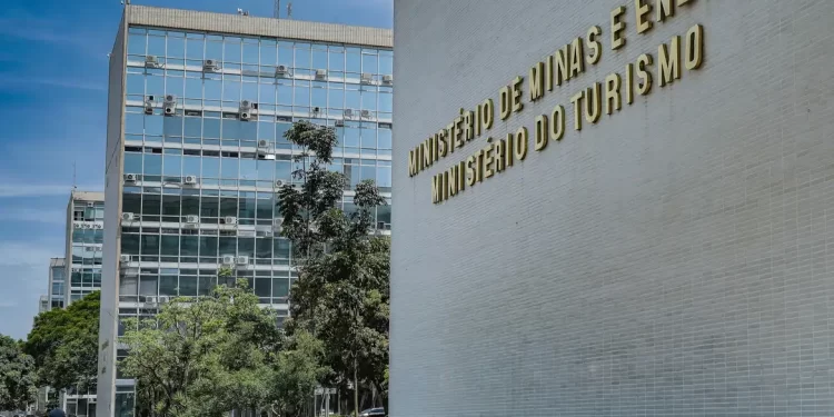 Ministro cobra solução para vazamento de água em minas da Vale