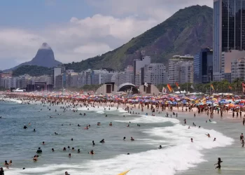 Ressaca leva bombeiros a realizarem 547 salvamentos nas praias do Rio