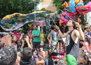 Carnaval: pais não devem postar imagens de crianças, diz pesquisador