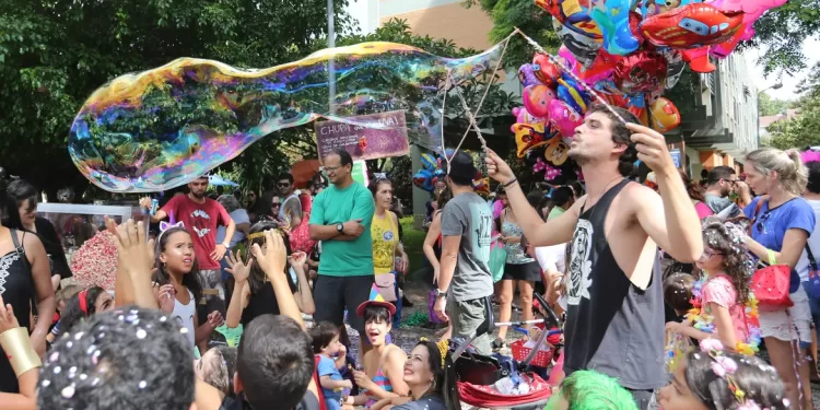 Carnaval: pais não devem postar imagens de crianças, diz pesquisador