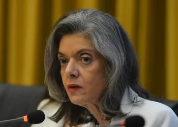 Cármen Lúcia vota contra gratificação de desempenho a inativos do INSS