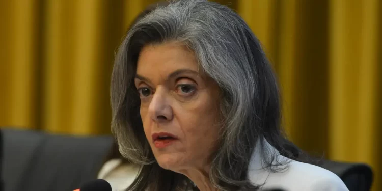 Cármen Lúcia vota contra gratificação de desempenho a inativos do INSS