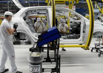 Indústria fecha 2025 com alta de 0,6%, pressionada pelos juros altos