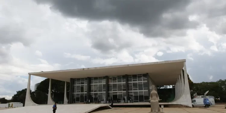 STF adia para 25 de março julgamento sobre suspensão de penduricalhos