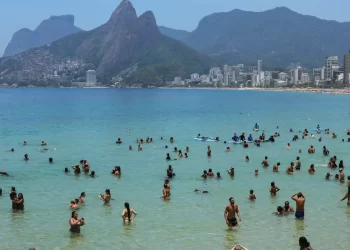 Carnaval: salva-vidas resgatam 453 pessoas no litoral fluminense