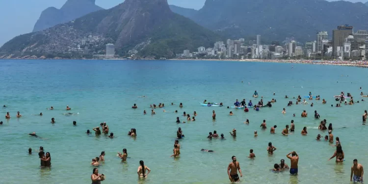 Carnaval: salva-vidas resgatam 453 pessoas no litoral fluminense