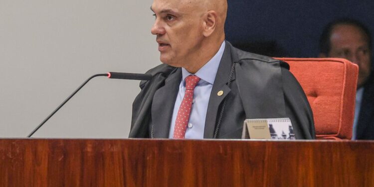 Alexandre de Moraes nega ter viajado em aviões de Vorcaro