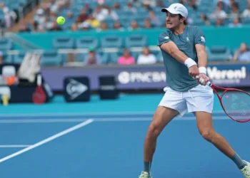 João Fonseca luta, mas é superado pelo espanhol Carlos Alcaraz