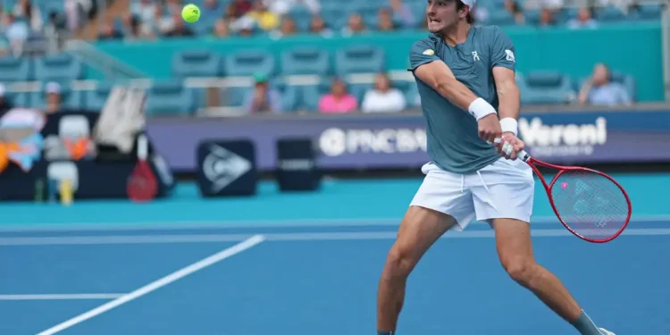 João Fonseca luta, mas é superado pelo espanhol Carlos Alcaraz