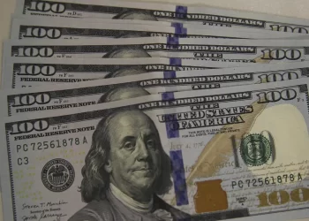 Dólar cai para R$ 5,24 em dia de correção no mercado