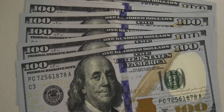 Dólar cai para R$ 5,24 em dia de correção no mercado