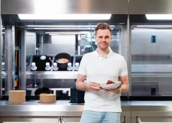 Robô cozinheiro com IA vence prêmio internacional de robótica