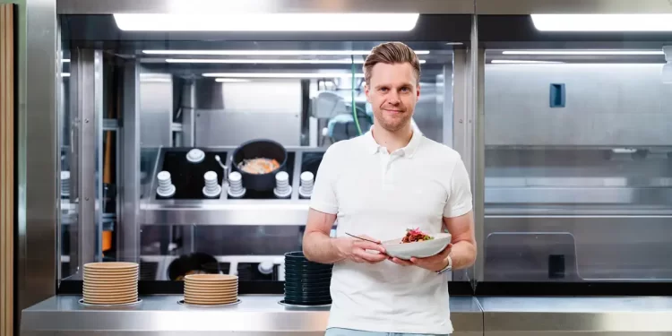 Robô cozinheiro com IA vence prêmio internacional de robótica