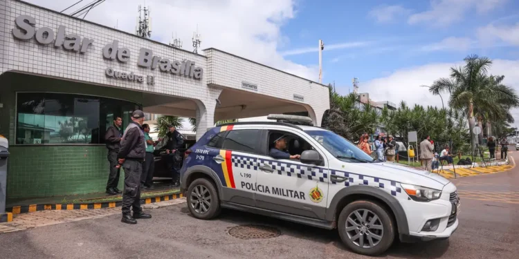 Moraes nega livre acesso de filhos de Bolsonaro à prisão domiciliar