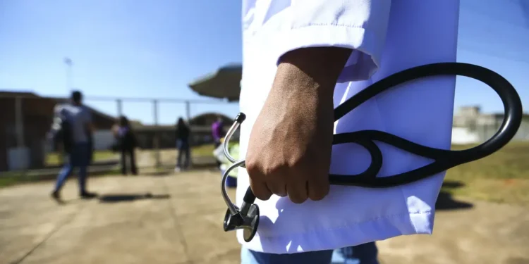 MEC pune mais de 50 cursos de medicina por desempenho insuficiente