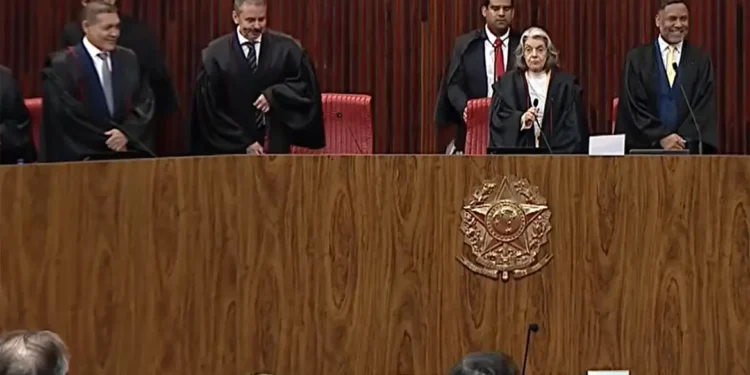 TSE retoma julgamento que pode deixar Castro inelegível