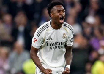 Vini Jr brilha, Real Madrid vira sobre Atlético e segue à caça da liderança