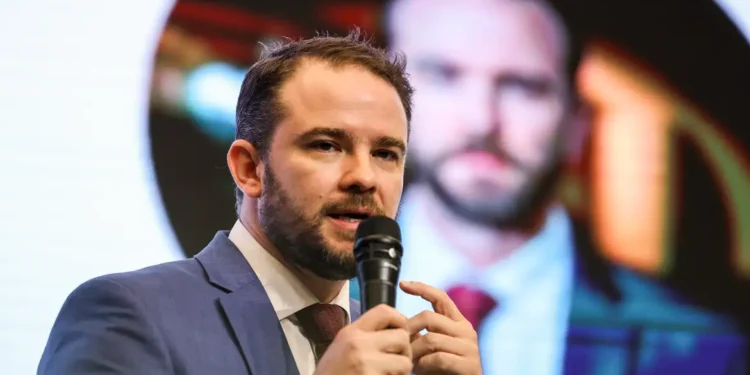 Durigan assume Fazenda sob pressão fiscal e herda desafios de Haddad